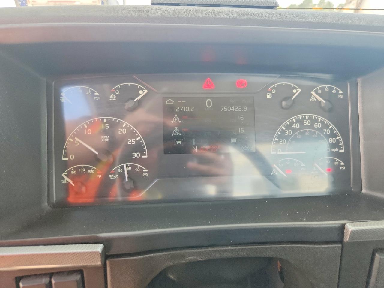 2019 VOLVO VNR