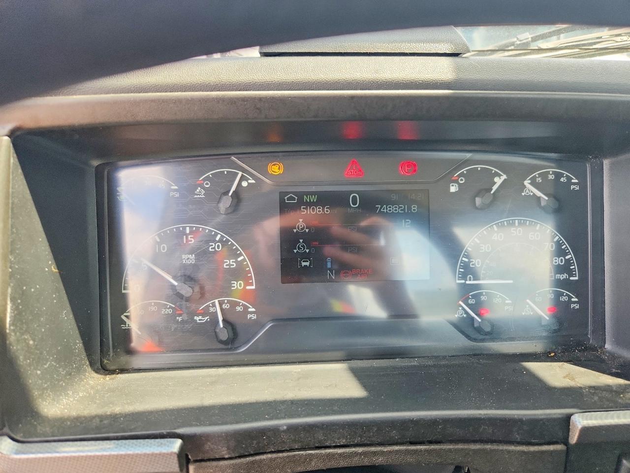 2019 VOLVO VNR