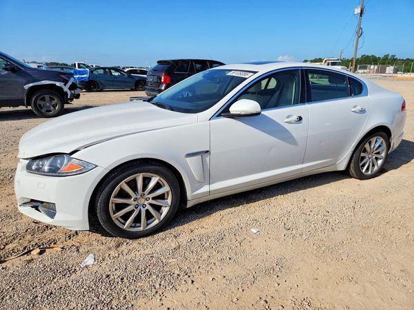 2015 JAGUAR XF — Front 3/4