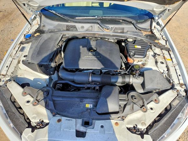 2015 JAGUAR XF — Engine bay