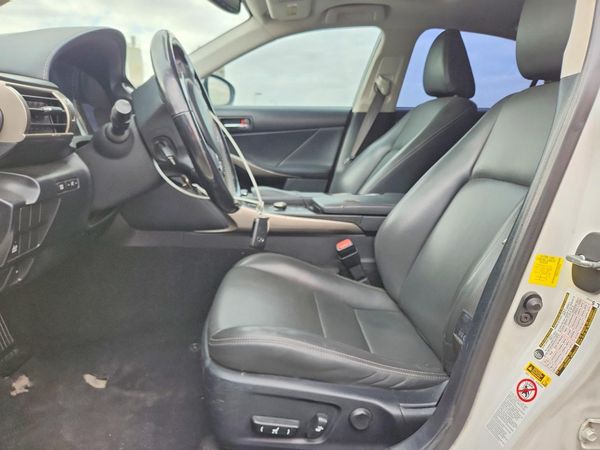 2016 LEXUS IS 200t