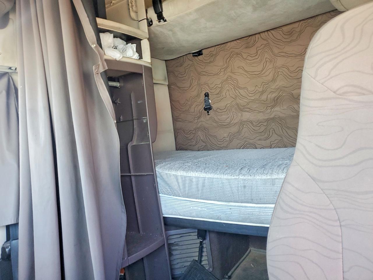 2016 VOLVO VNL