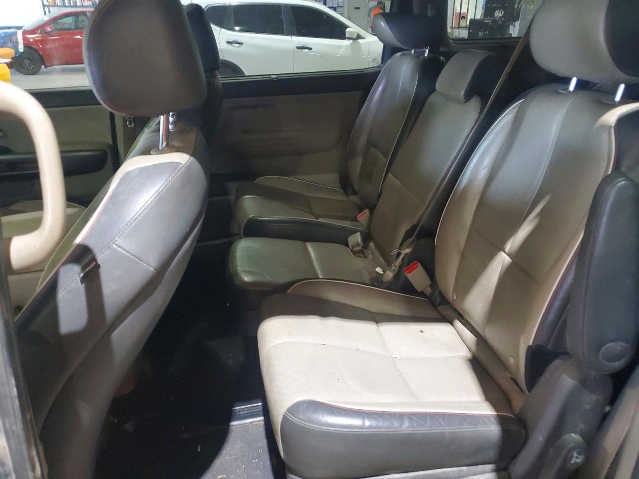 2017 KIA SEDONA LX