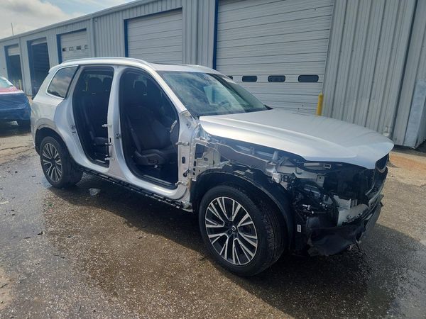2022 VOLVO XC90