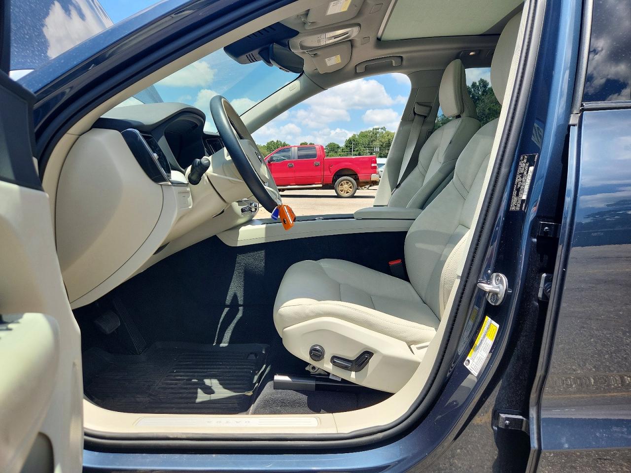 2025 VOLVO XC60 Plus Dark