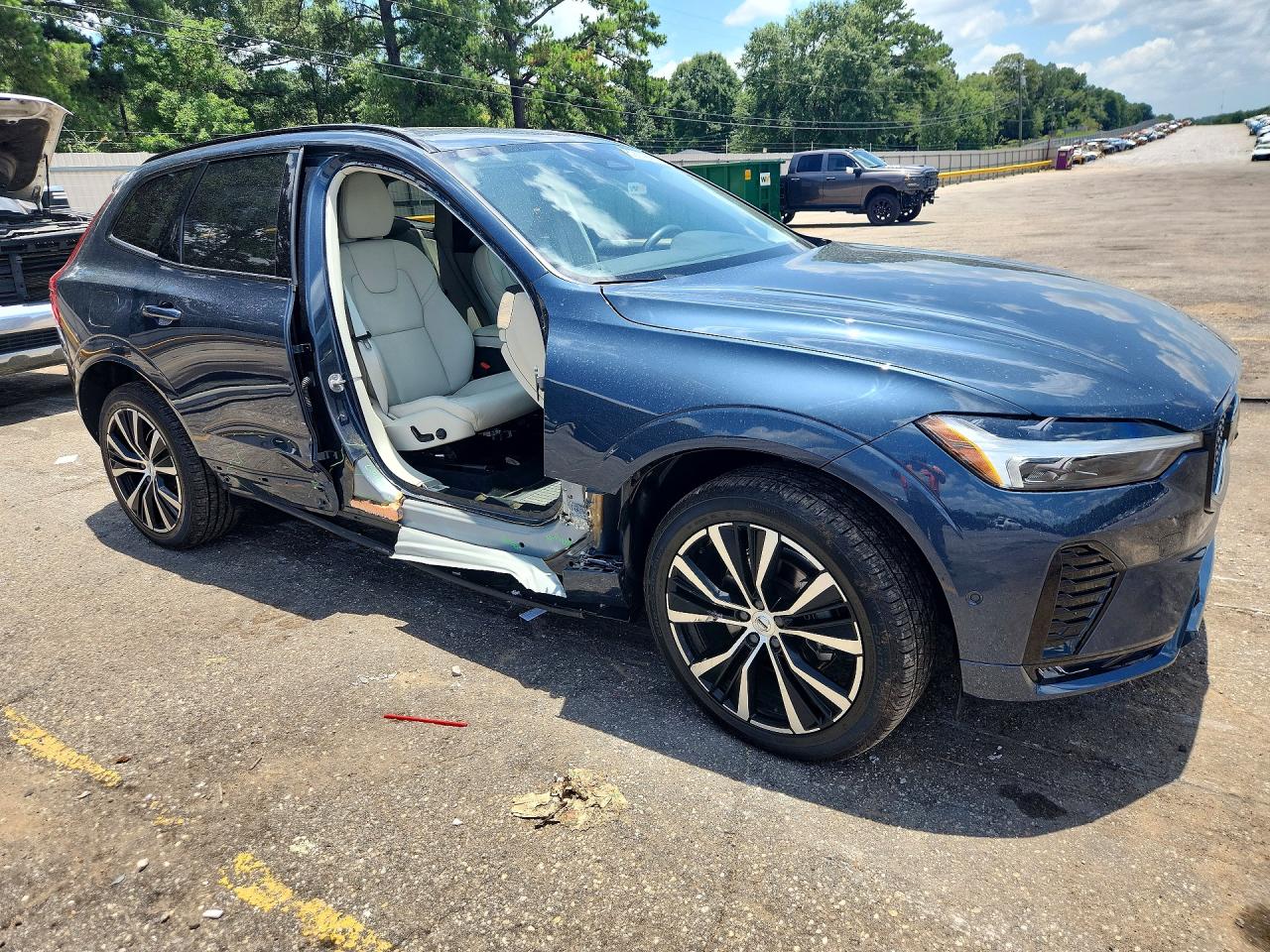 2025 VOLVO XC60 Plus Dark