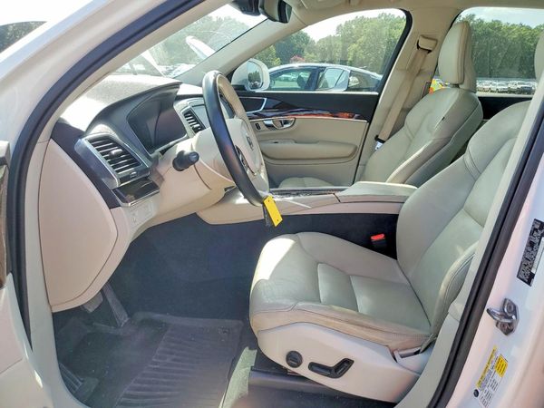 2019 VOLVO XC90 Momentum