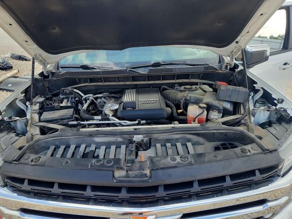 2020 CHEVROLET SILVERADO LT — Engine bay
