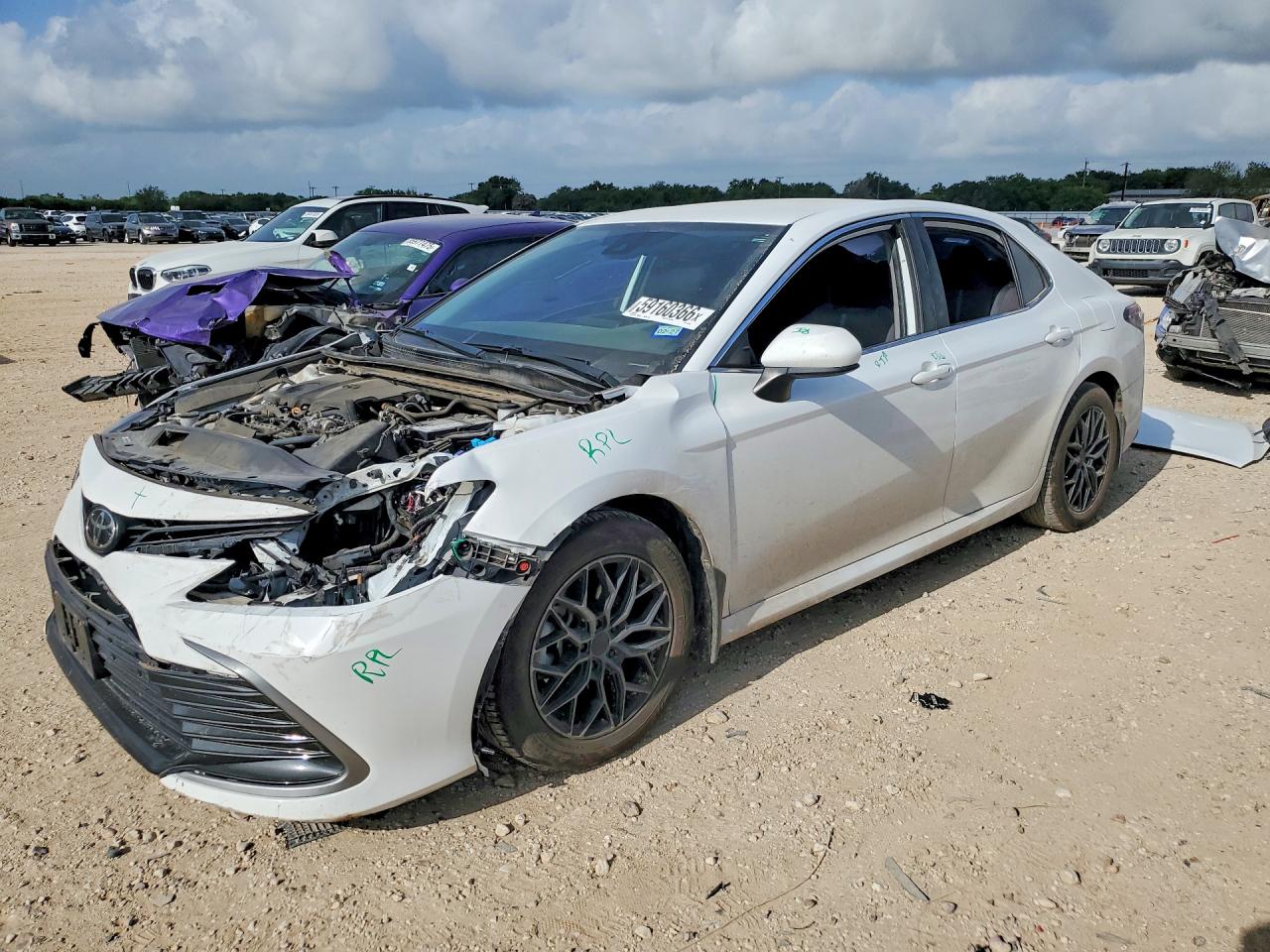 2022 TOYOTA CAMRY LE — Front 3/4