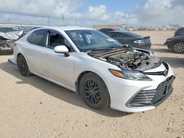 2022 TOYOTA CAMRY LE — Passenger 3/4