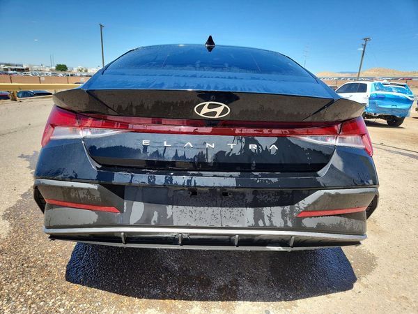 2024 HYUNDAI ELANTRA SE