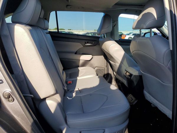 2022 TOYOTA HIGHLANDER XLE