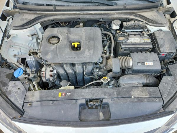 2019 HYUNDAI ELANTRA SE — Engine bay