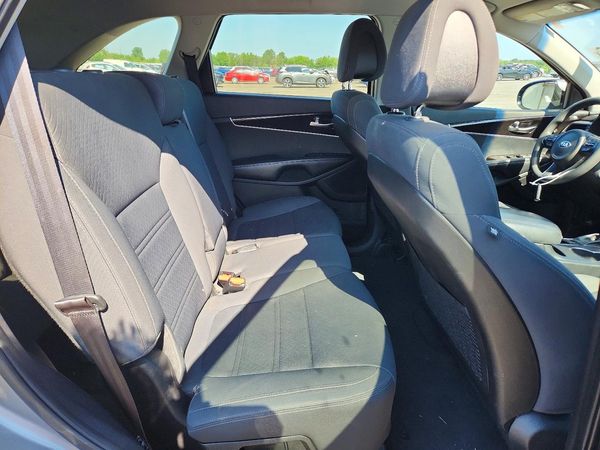 2016 KIA SORENTO L / LX