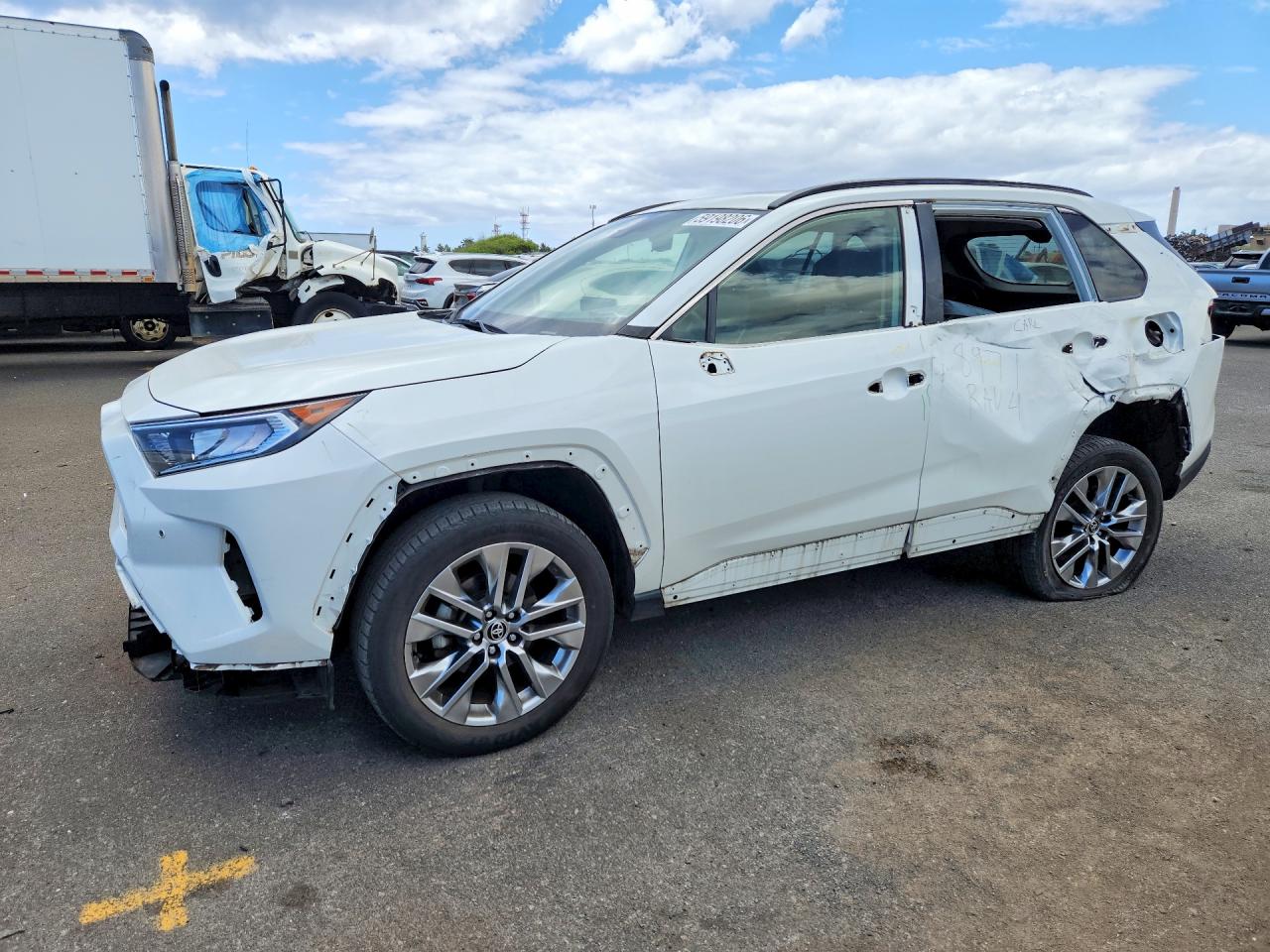 2021 TOYOTA RAV4 XLE Premium — Front 3/4