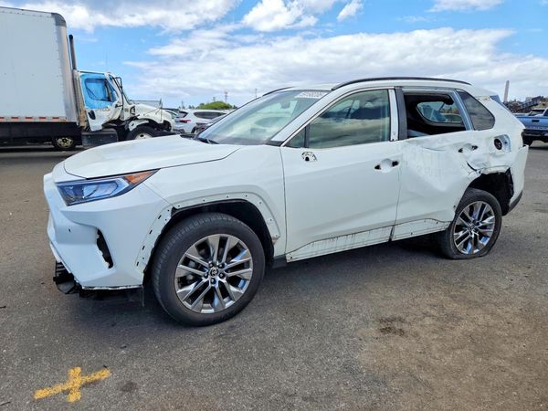 2021 TOYOTA RAV4 XLE Premium — Front 3/4