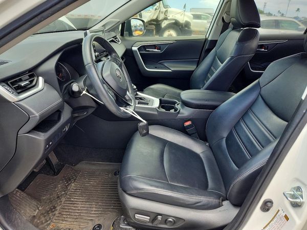 2021 TOYOTA RAV4 XLE Premium — DENT