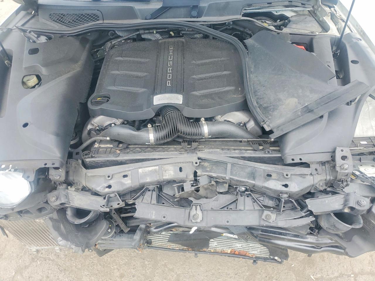 2016 PORSCHE CAYENNE