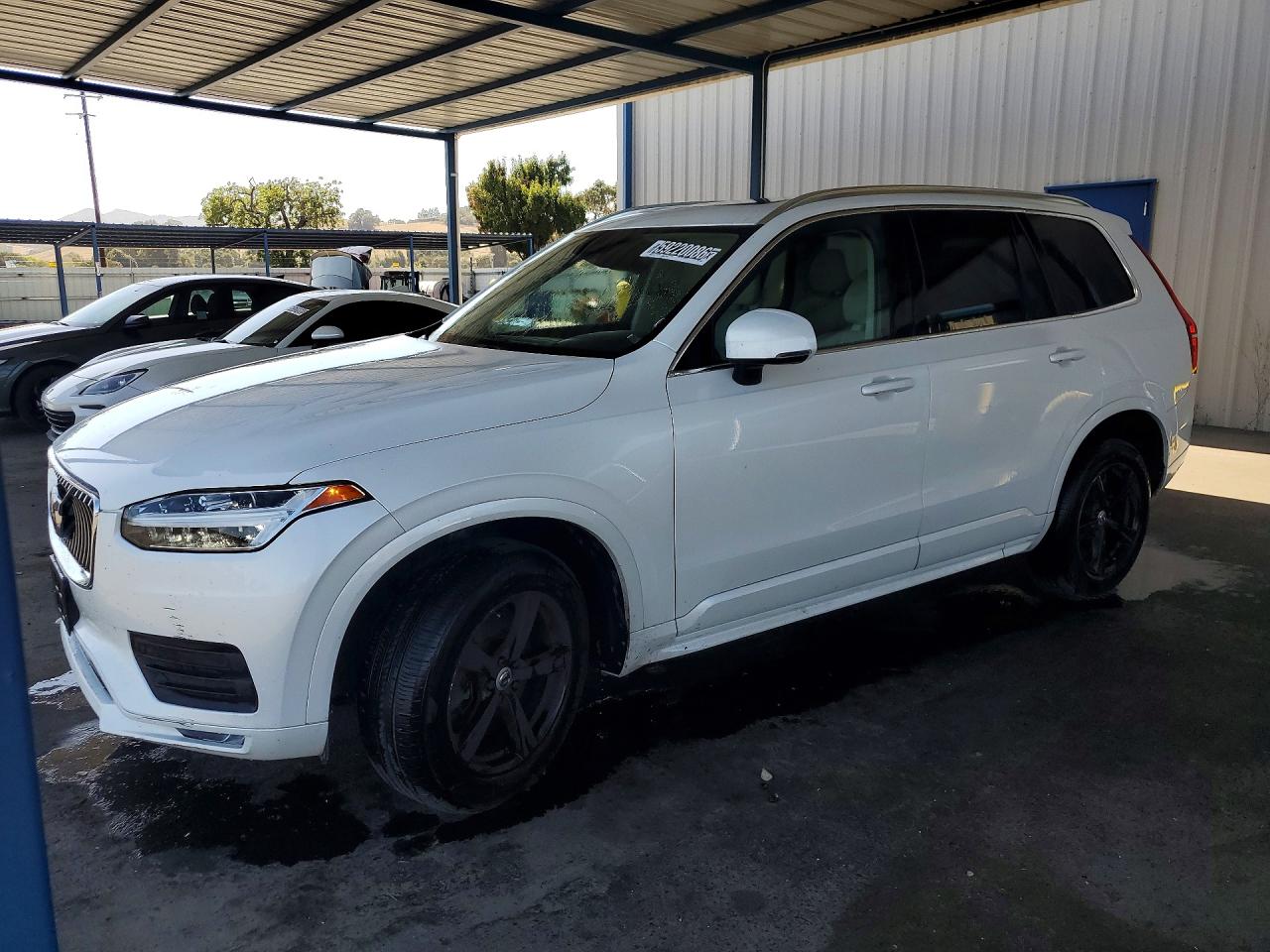 2020 VOLVO XC90 Momentum — Front 3/4