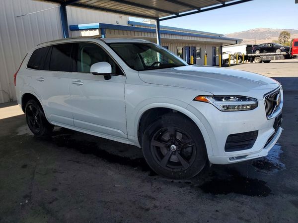 2020 VOLVO XC90 Momentum — Passenger 3/4