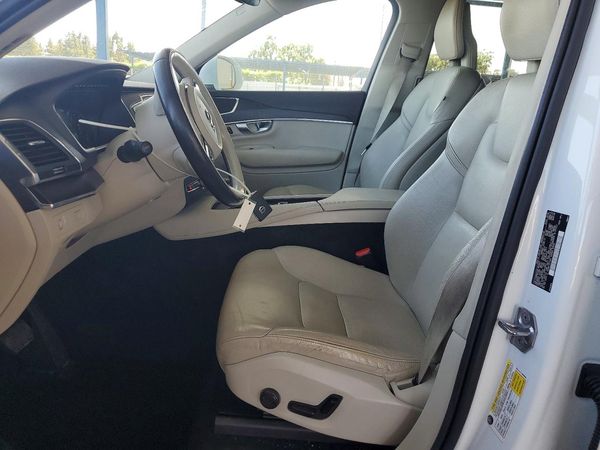 2020 VOLVO XC90 Momentum — DENT