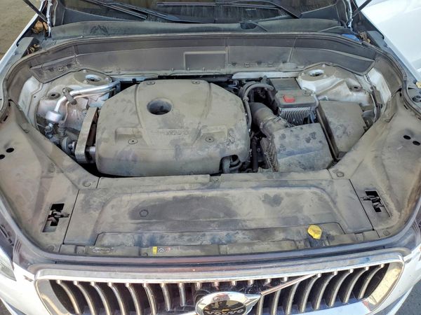 2020 VOLVO XC90 Momentum — Engine bay