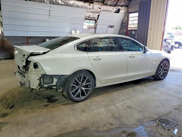 2020 VOLVO S90 Momentum