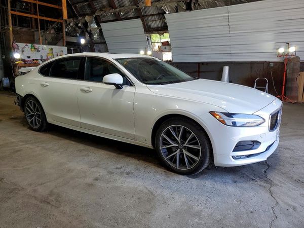 2020 VOLVO S90 Momentum