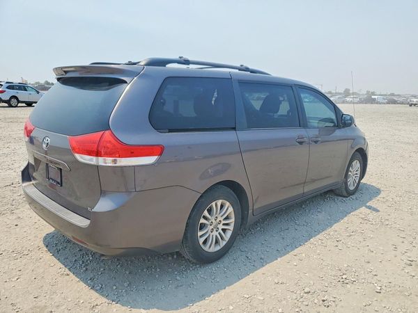 2013 TOYOTA SIENNA
