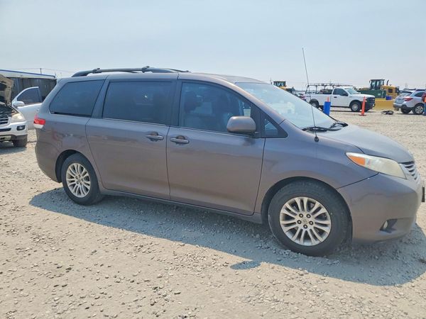 2013 TOYOTA SIENNA