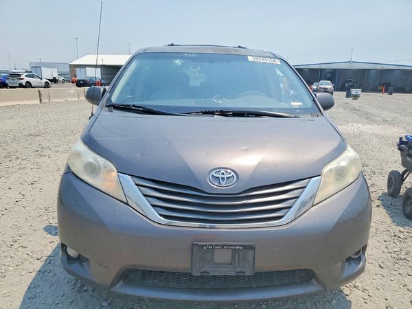 2013 TOYOTA SIENNA