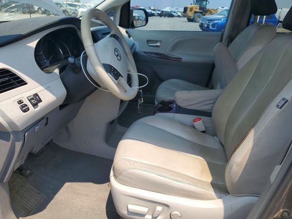2013 TOYOTA SIENNA