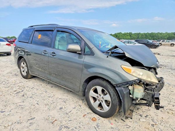 2012 TOYOTA SIENNA
