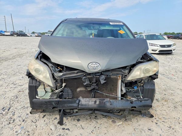 2012 TOYOTA SIENNA