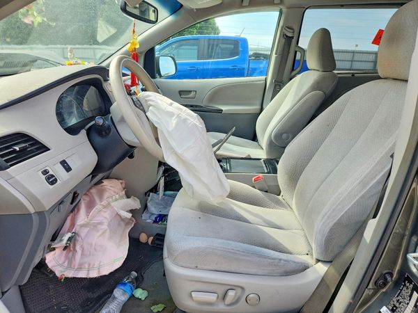 2012 TOYOTA SIENNA
