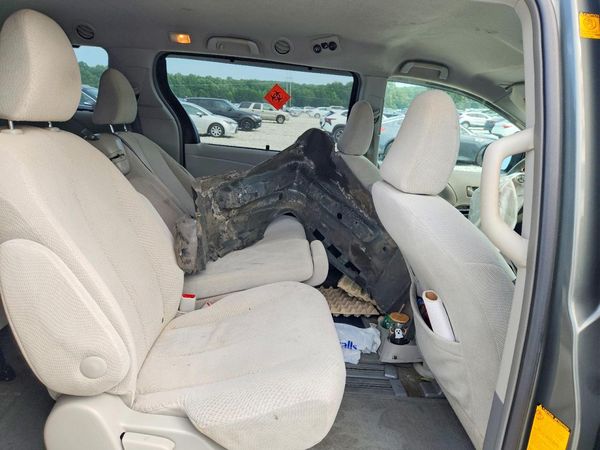 2012 TOYOTA SIENNA