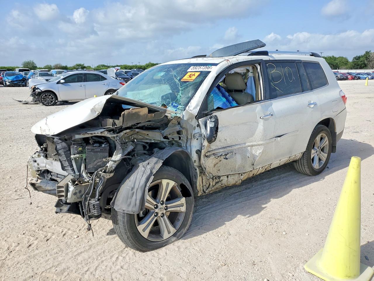 2013 TOYOTA HIGHLANDER Base/Hybrid — Front 3/4