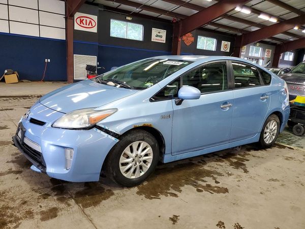 2014 TOYOTA PRIUS — Front 3/4