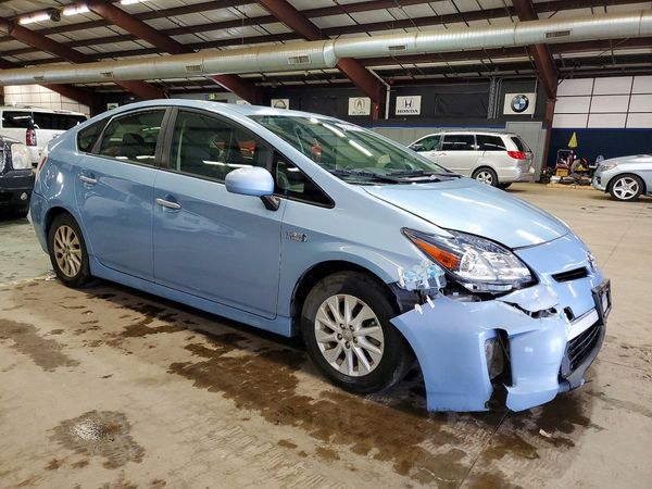 2014 TOYOTA PRIUS — Passenger 3/4