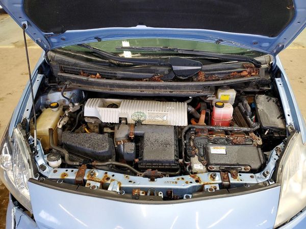 2014 TOYOTA PRIUS — Engine bay