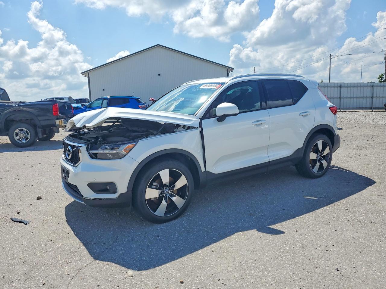 2021 VOLVO XC40 Momentum