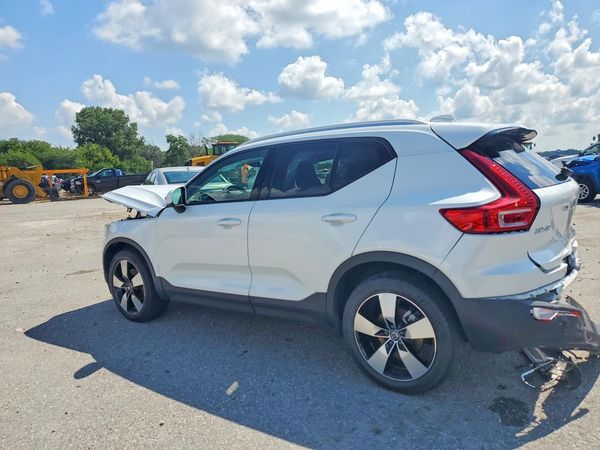 2021 VOLVO XC40 Momentum