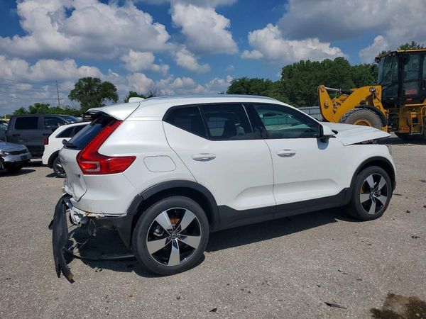 2021 VOLVO XC40 Momentum