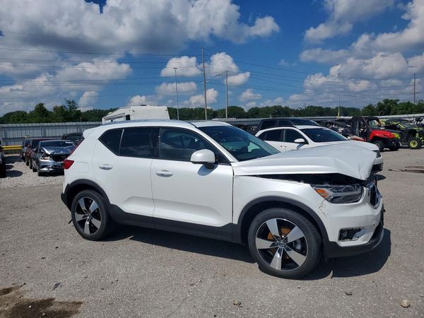 2021 VOLVO XC40 Momentum