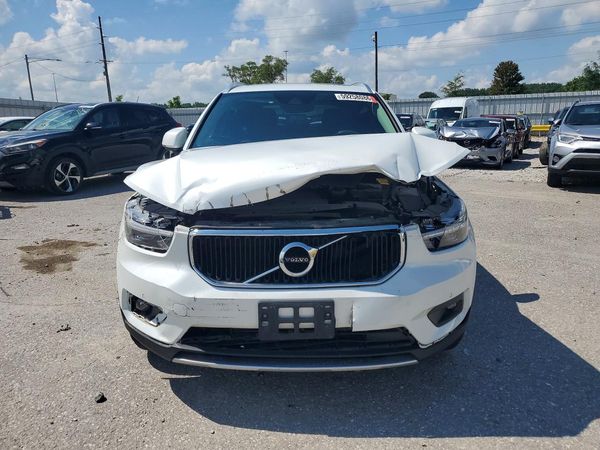 2021 VOLVO XC40 Momentum
