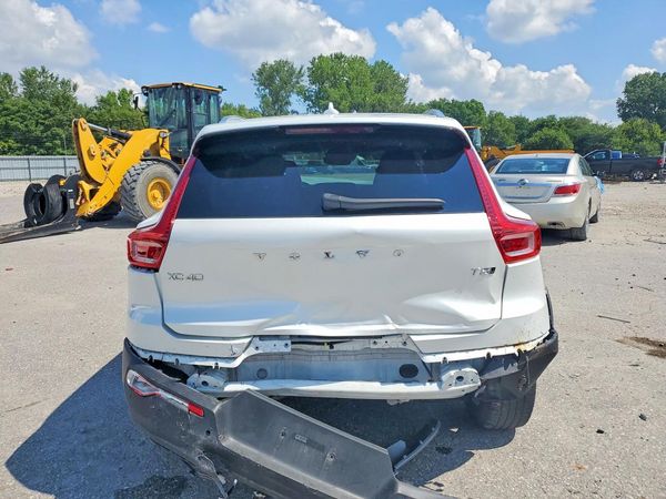 2021 VOLVO XC40 Momentum