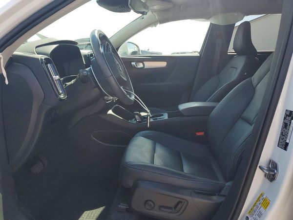 2021 VOLVO XC40 Momentum