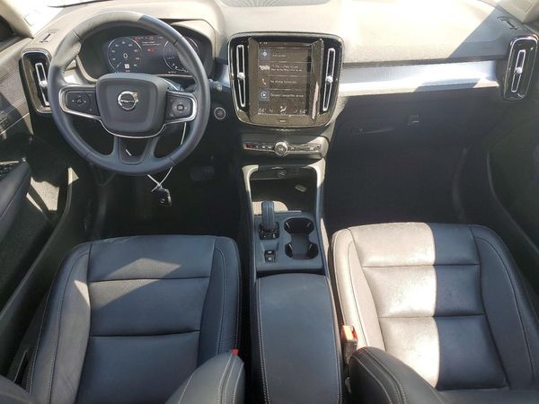 2021 VOLVO XC40 Momentum