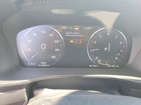 2021 VOLVO XC40 Momentum