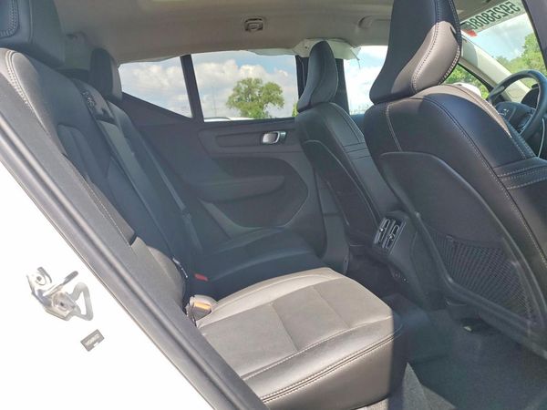 2021 VOLVO XC40 Momentum